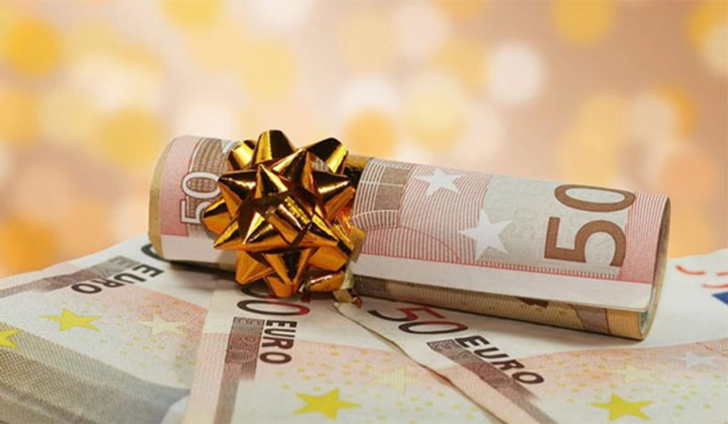 Απόφαση δικαίωσης δημοσίων υπαλλήλων από το Ειρηνοδικείο Θεσσαλονίκης. Επιστρέφουν δώρα και επιδόματα.